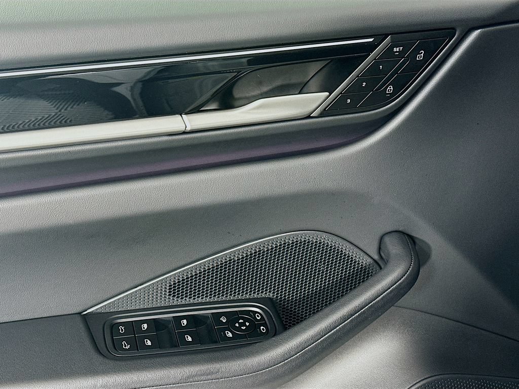 Certified 2025 Porsche Macan Electric RWD image 20