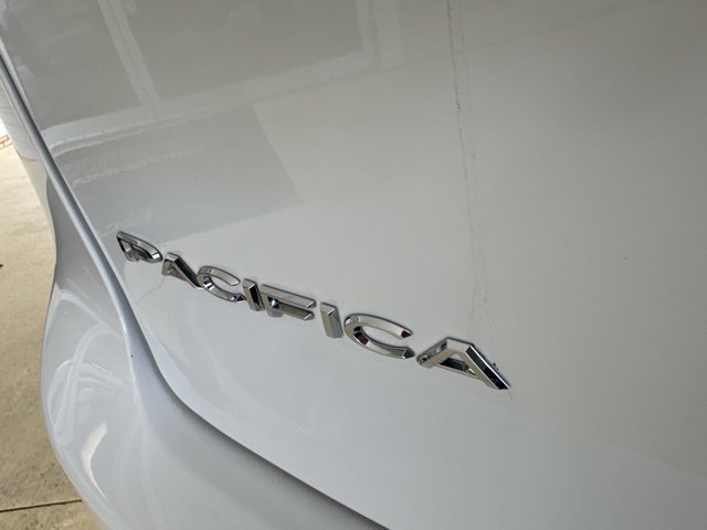 Used 2023 Chrysler Pacifica Touring FWD image 13