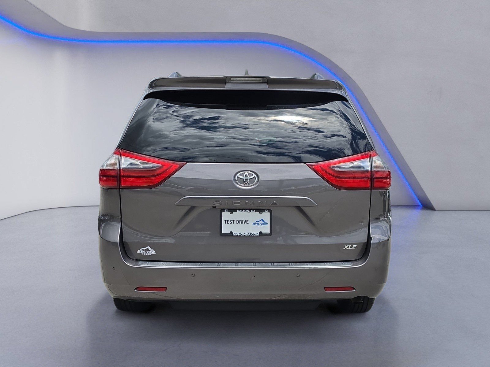 Used 2020 Toyota Sienna XLE Premium FWD image 4