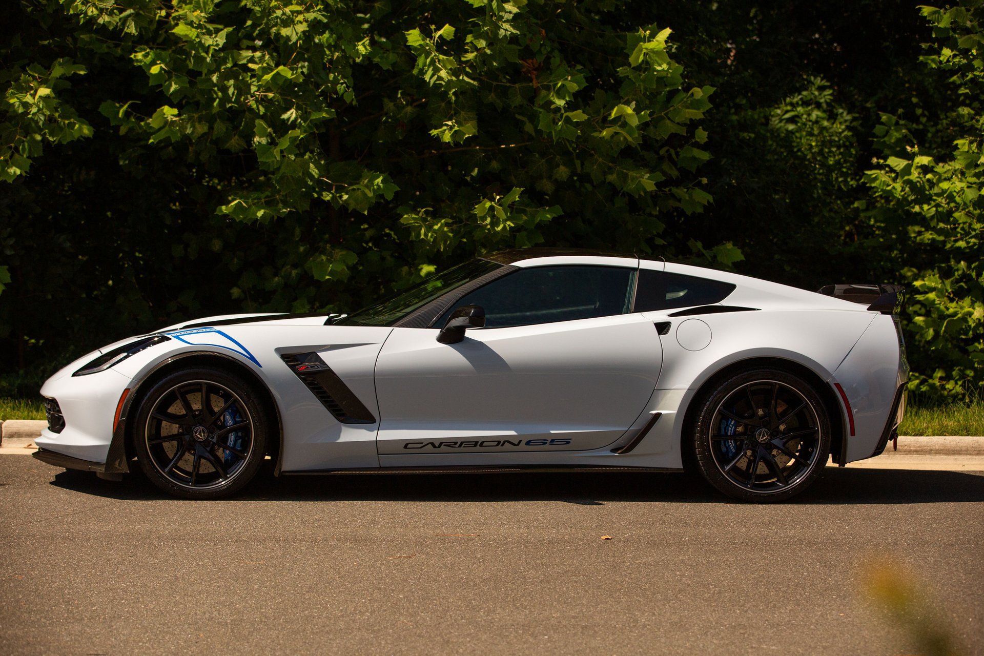 Used 2018 Chevrolet Corvette Z06 w/ Carbon 65 Edition RWD image 11