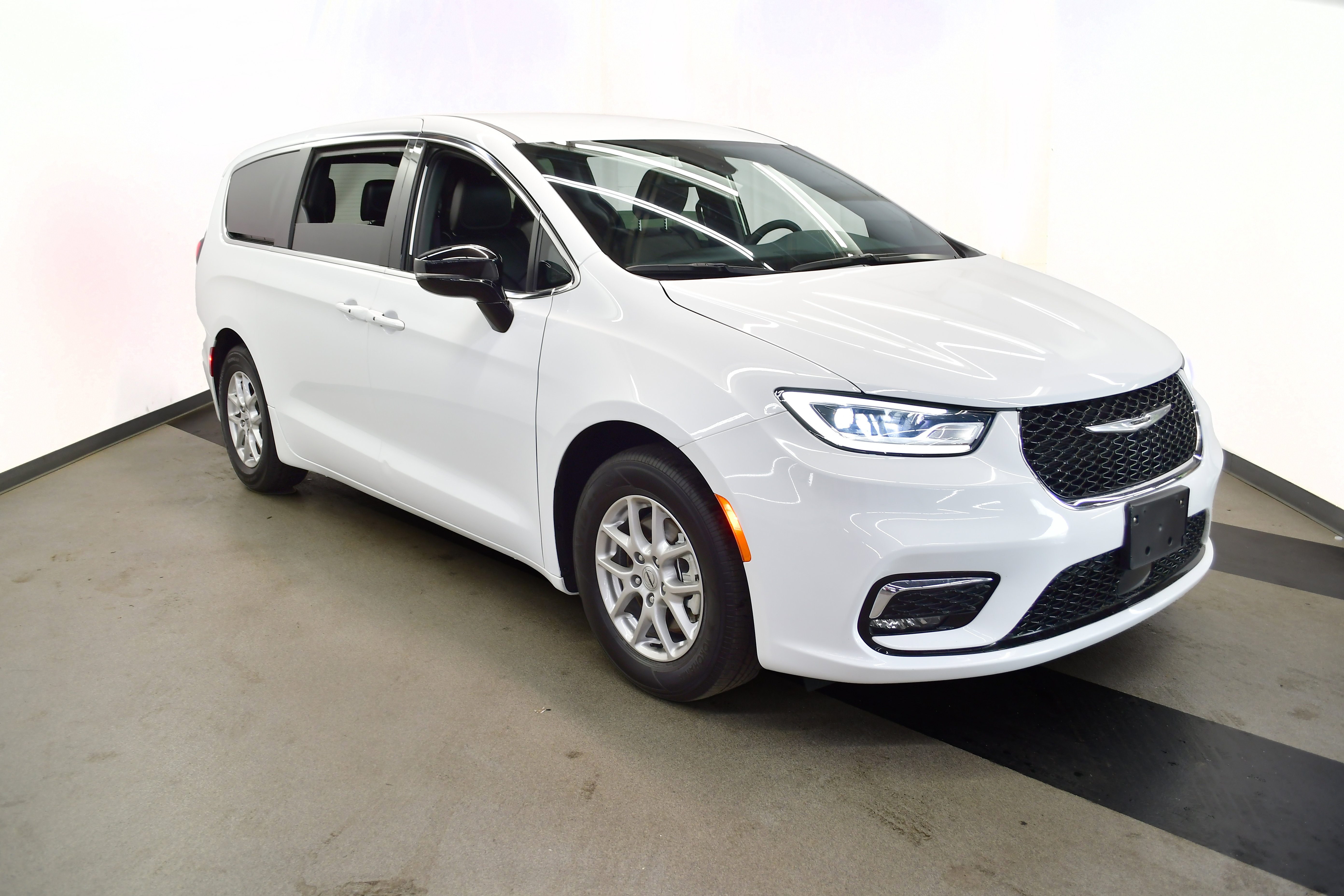 Used 2025 Chrysler Pacifica Select FWD image 2