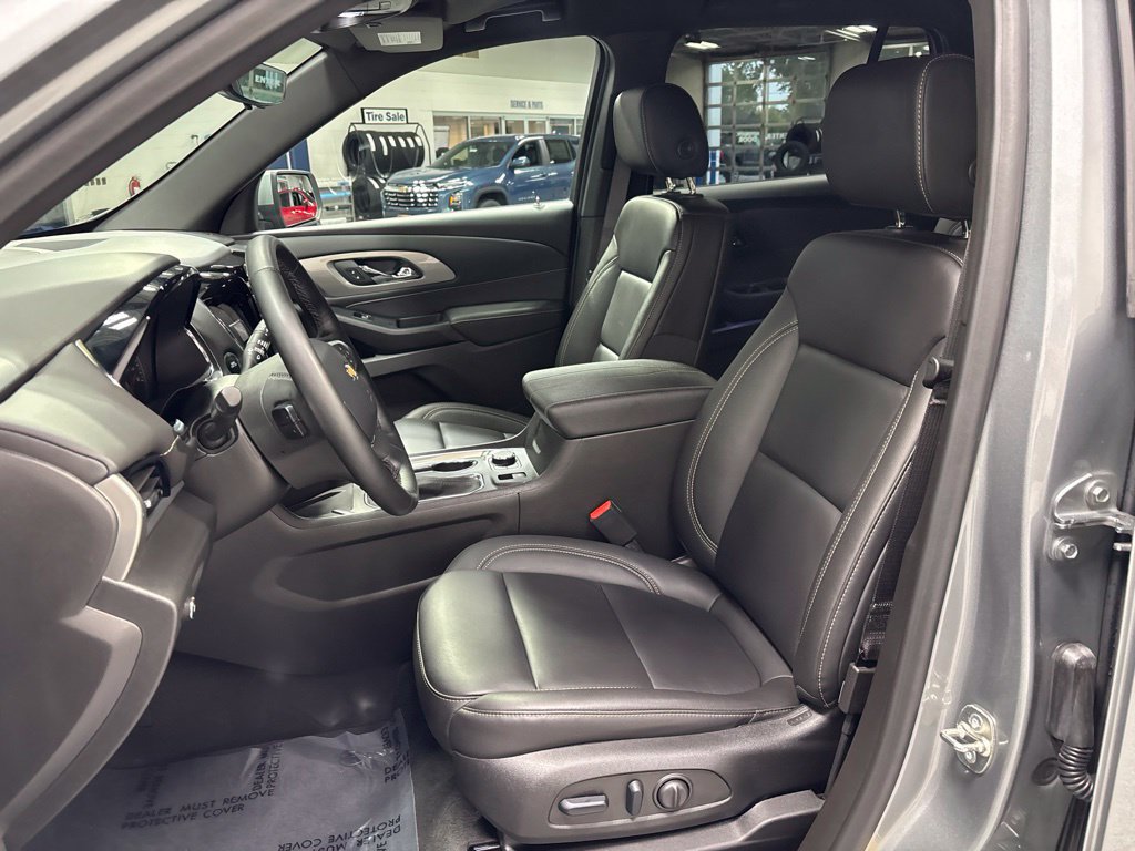 Used 2023 Chevrolet Traverse LT w/ LT Premium Package AWD/4WD image 9