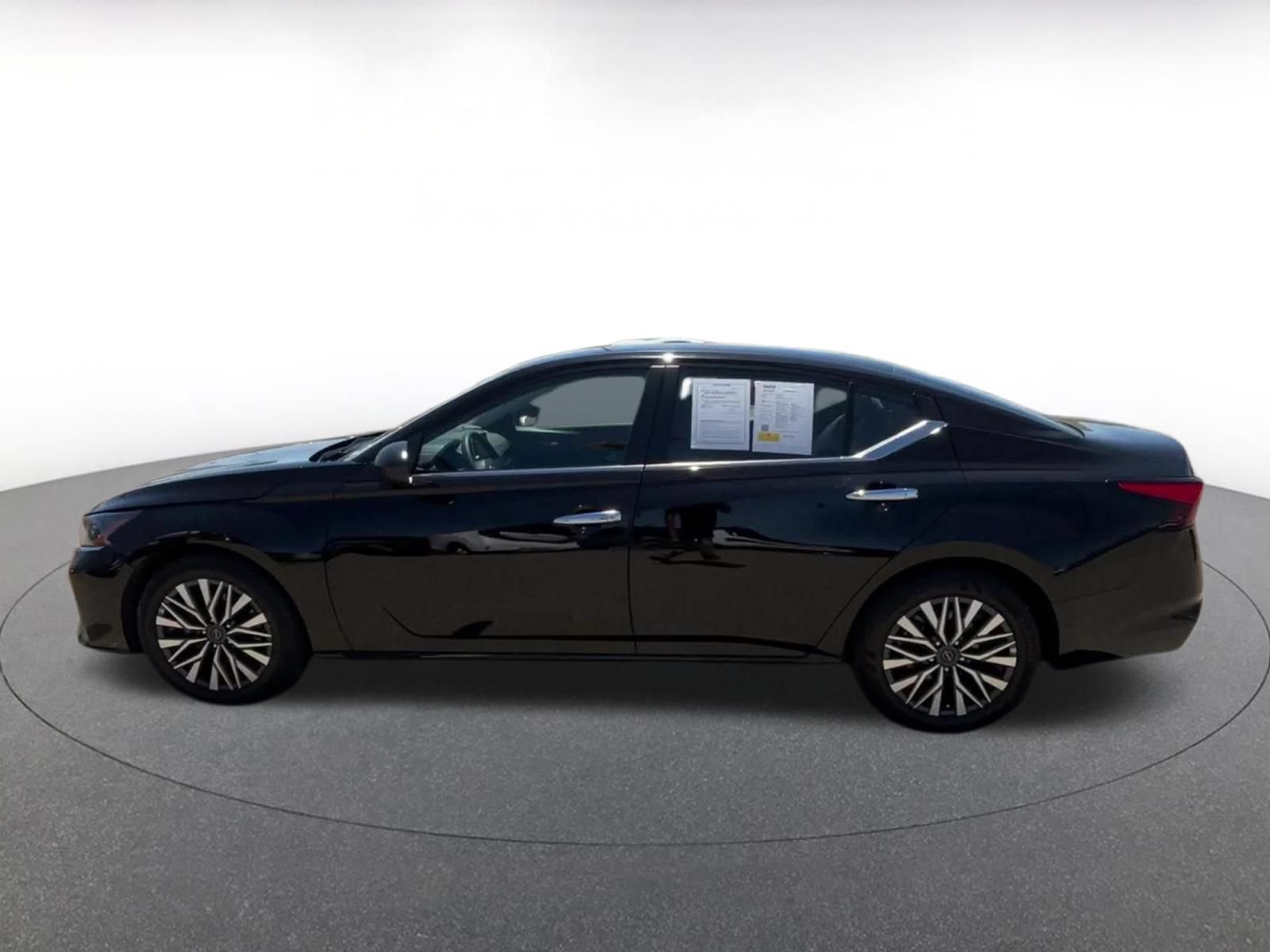 Used 2025 Nissan Altima 2.5 SV FWD image 9