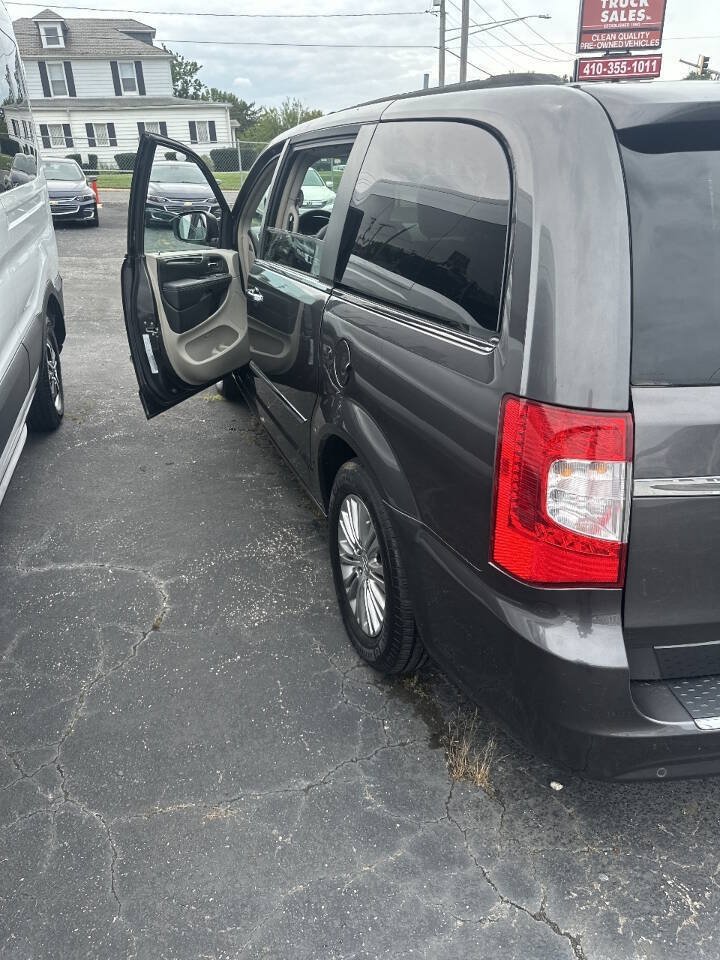 Used 2016 Chrysler Town & Country Touring-L w/ Driver Convenience Group FWD image 4