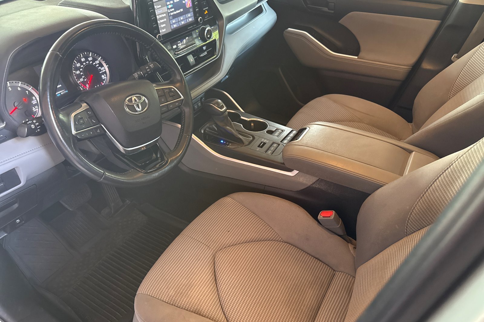 Used 2021 Toyota Highlander LE AWD/4WD image 9