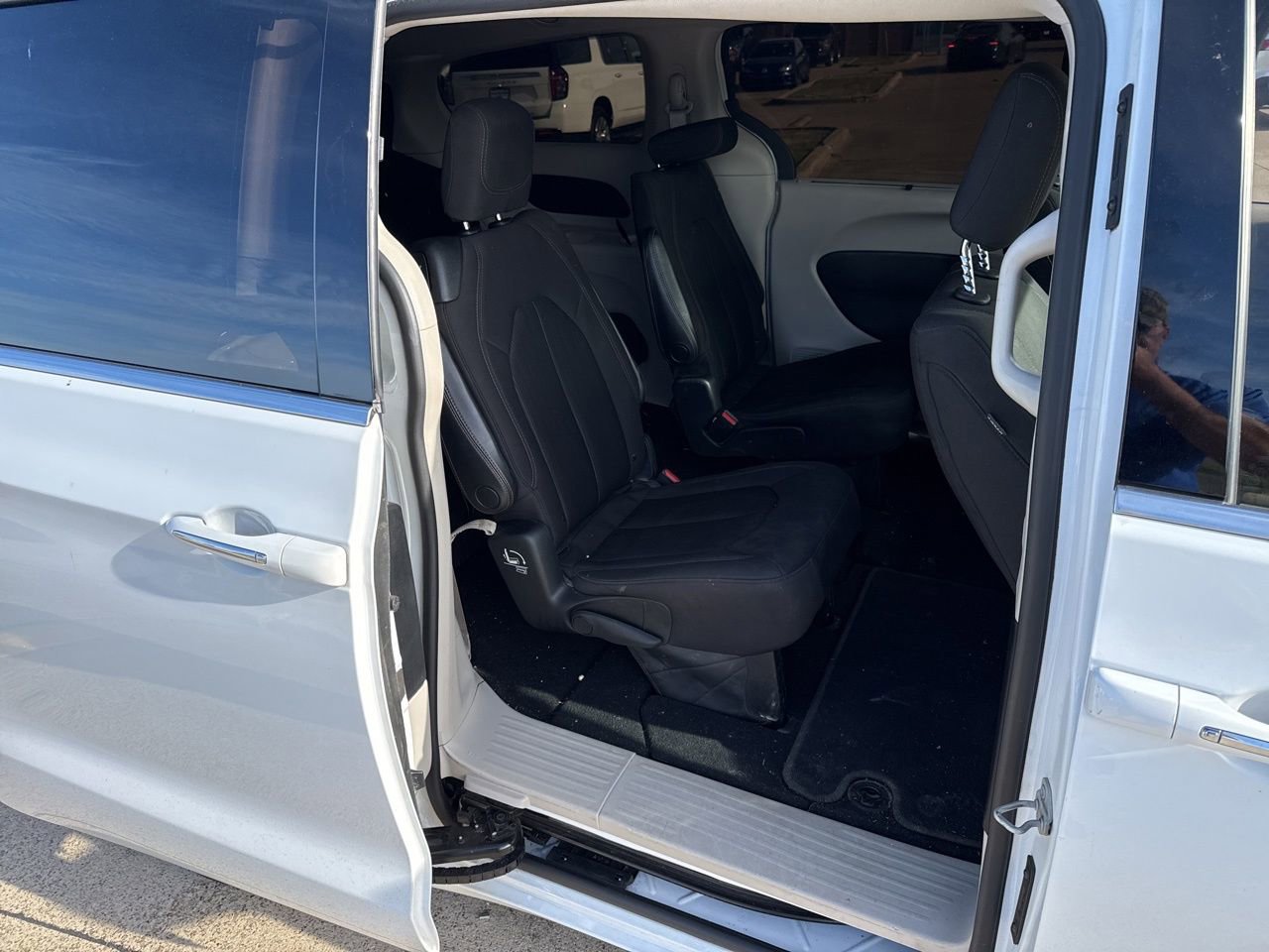 Used 2020 Chrysler Pacifica Touring w/ Advanced Safetytec Group image 13