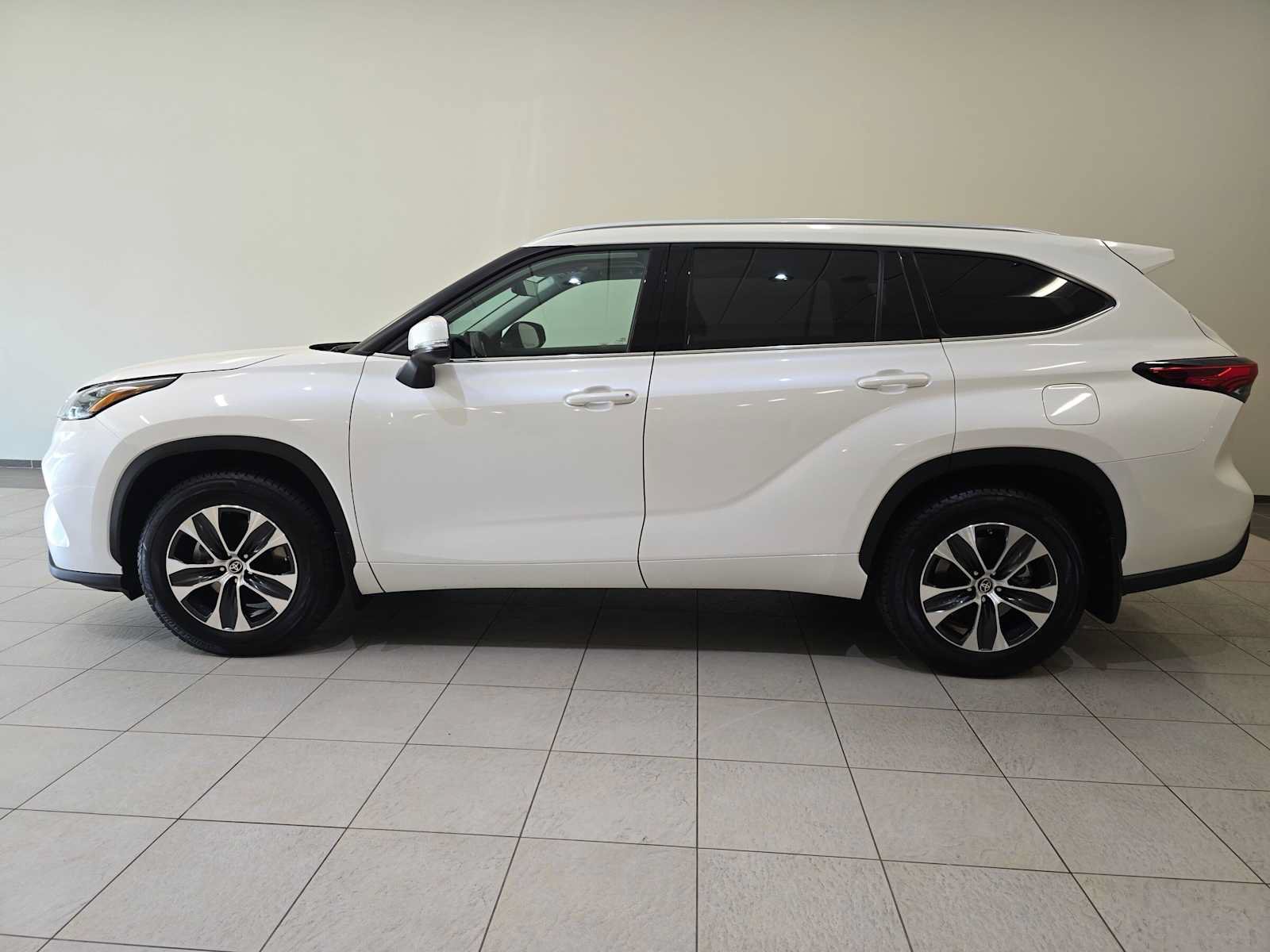 Certified 2020 Toyota Highlander XLE AWD/4WD image 3