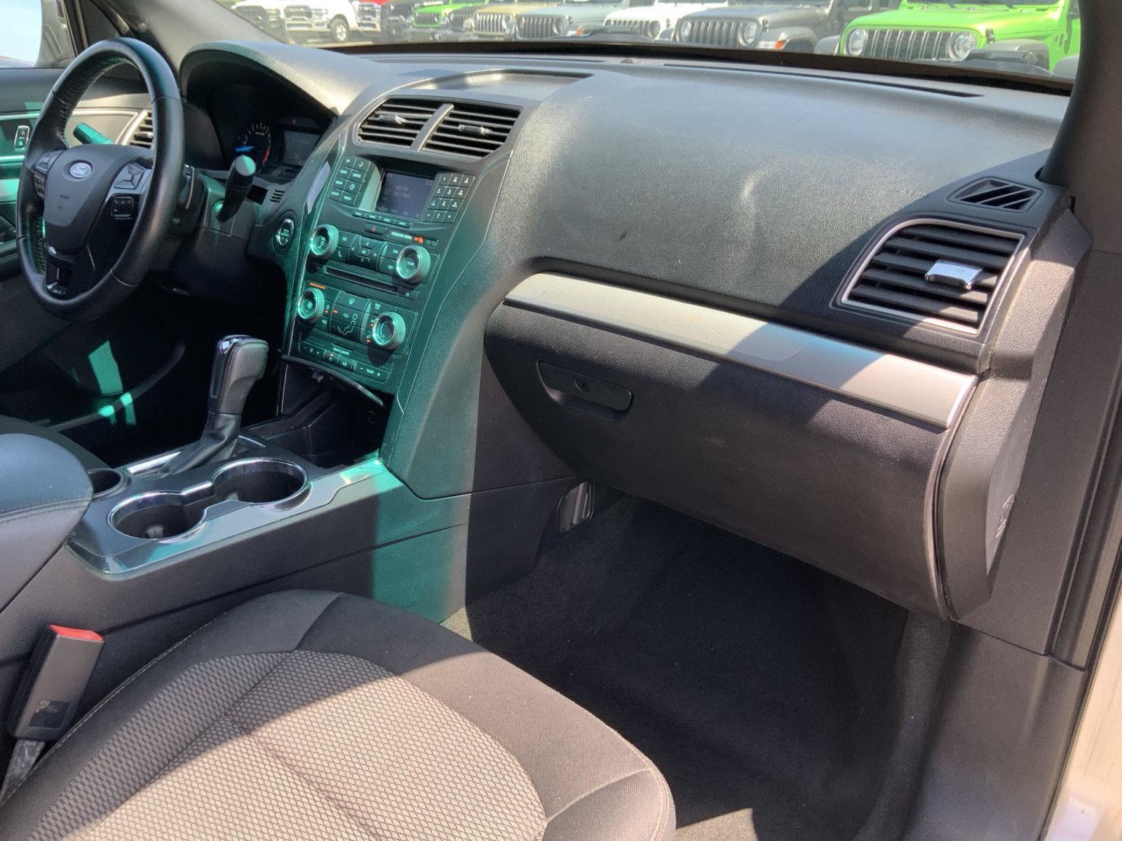 Used 2017 Ford Explorer XLT FWD image 53