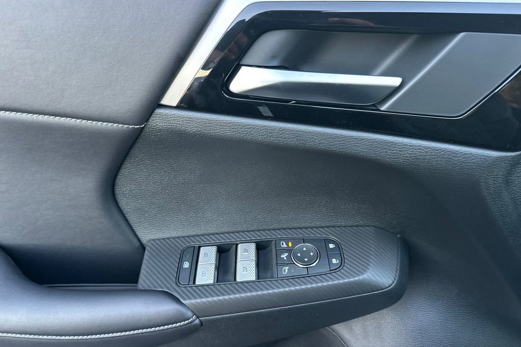 New 2025 Mitsubishi Outlander SE image 12