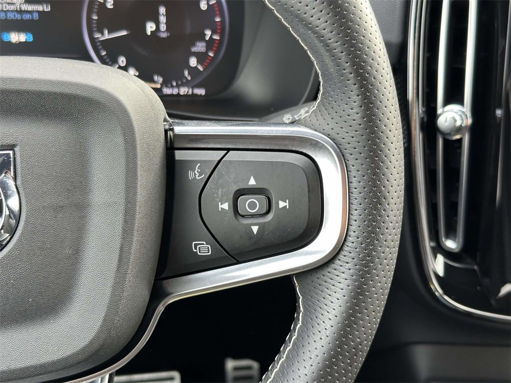 Used 2021 Volvo XC40 T5 R-Design w/ Climate Package image 10