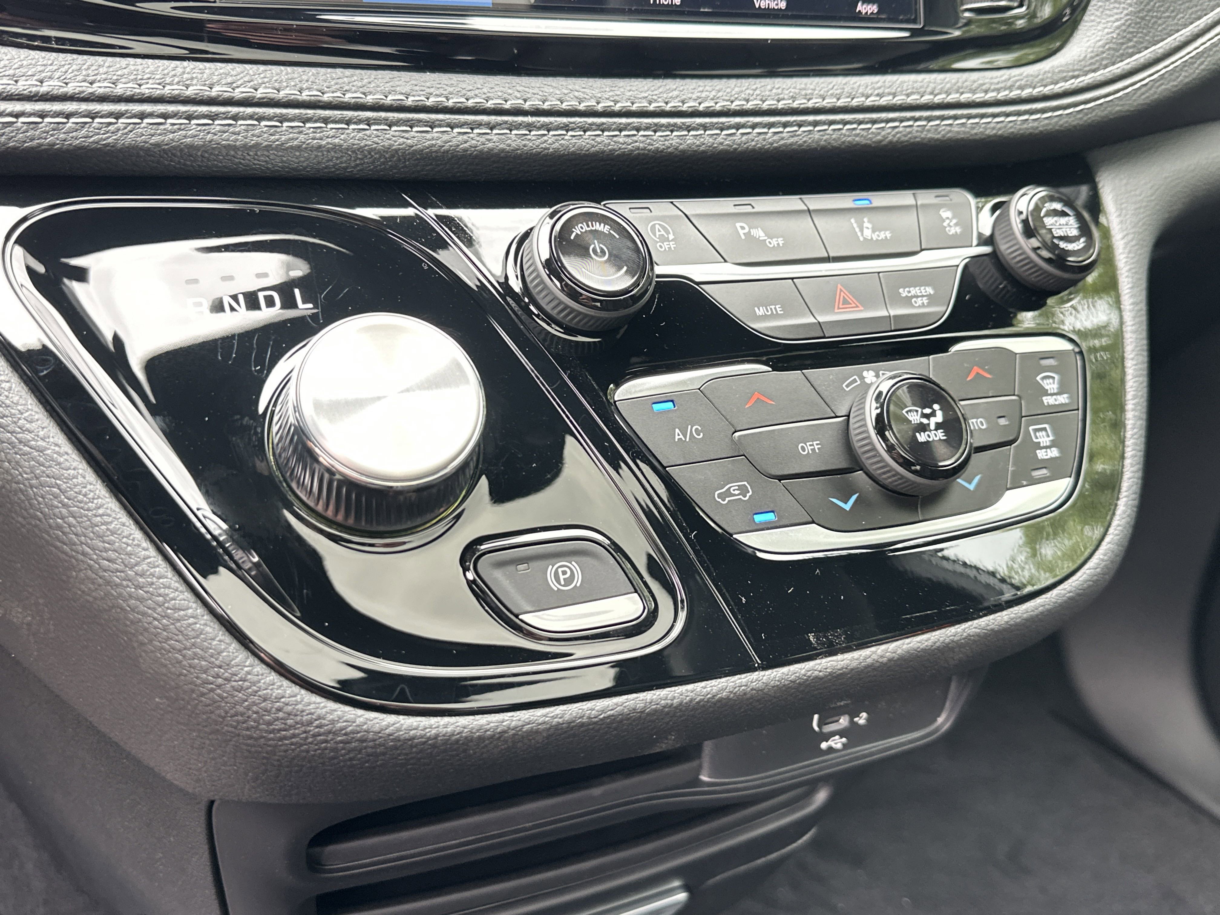 New 2026 Chrysler Pacifica Select image 5