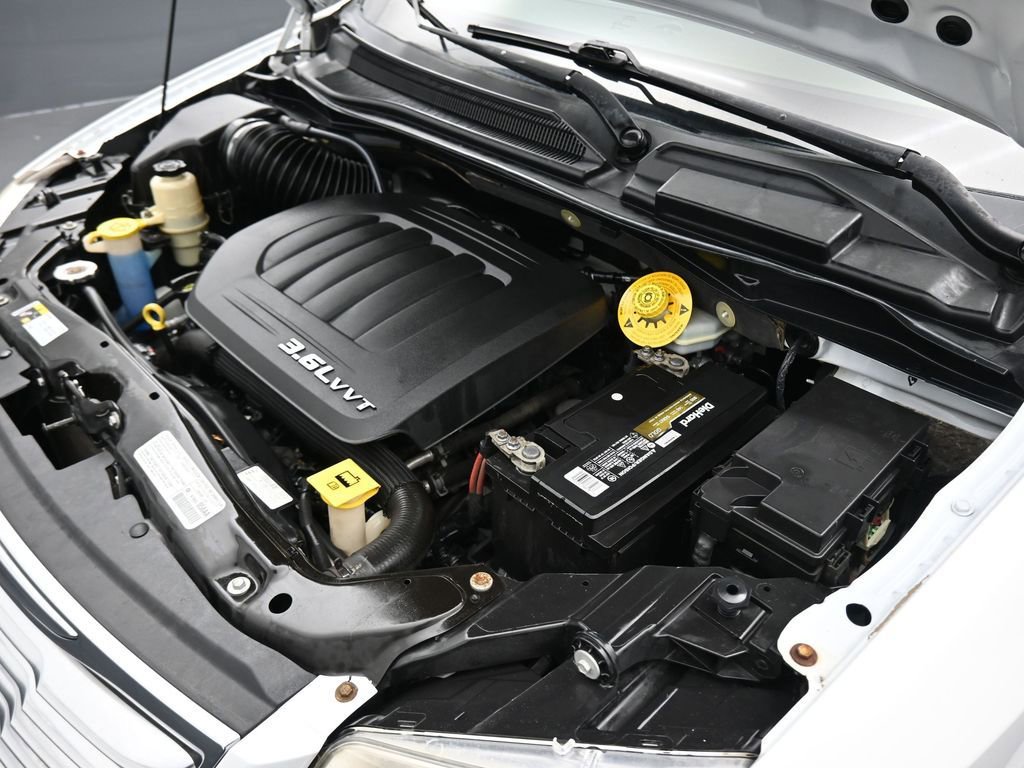 Used 2014 Chrysler Town & Country Touring image 53