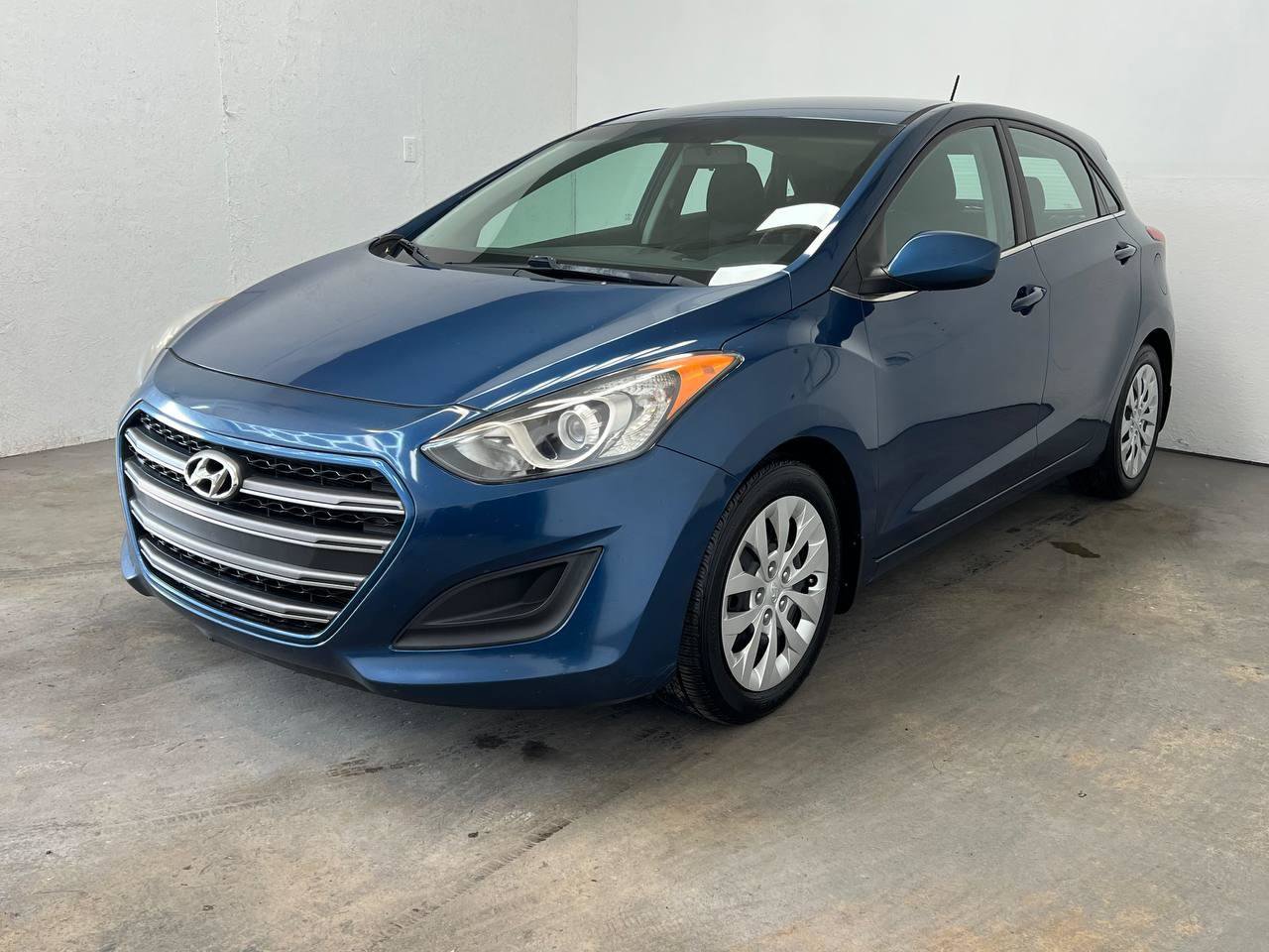 Used 2016 Hyundai Elantra GT FWD image 2