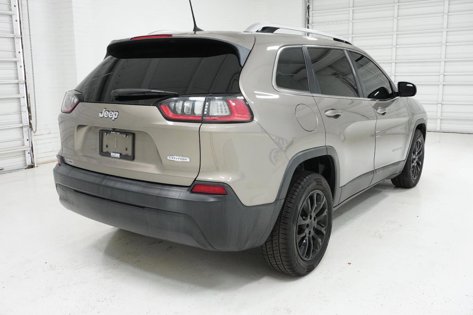 Used 2019 Jeep Cherokee Latitude w/ Popular Appearance Group image 5