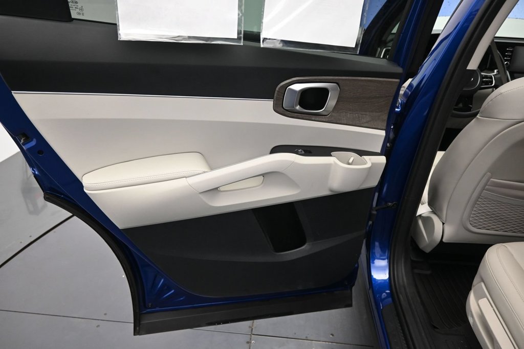 Certified 2021 Kia Sorento EX w/ Panoramic Sunroof Package FWD image 17