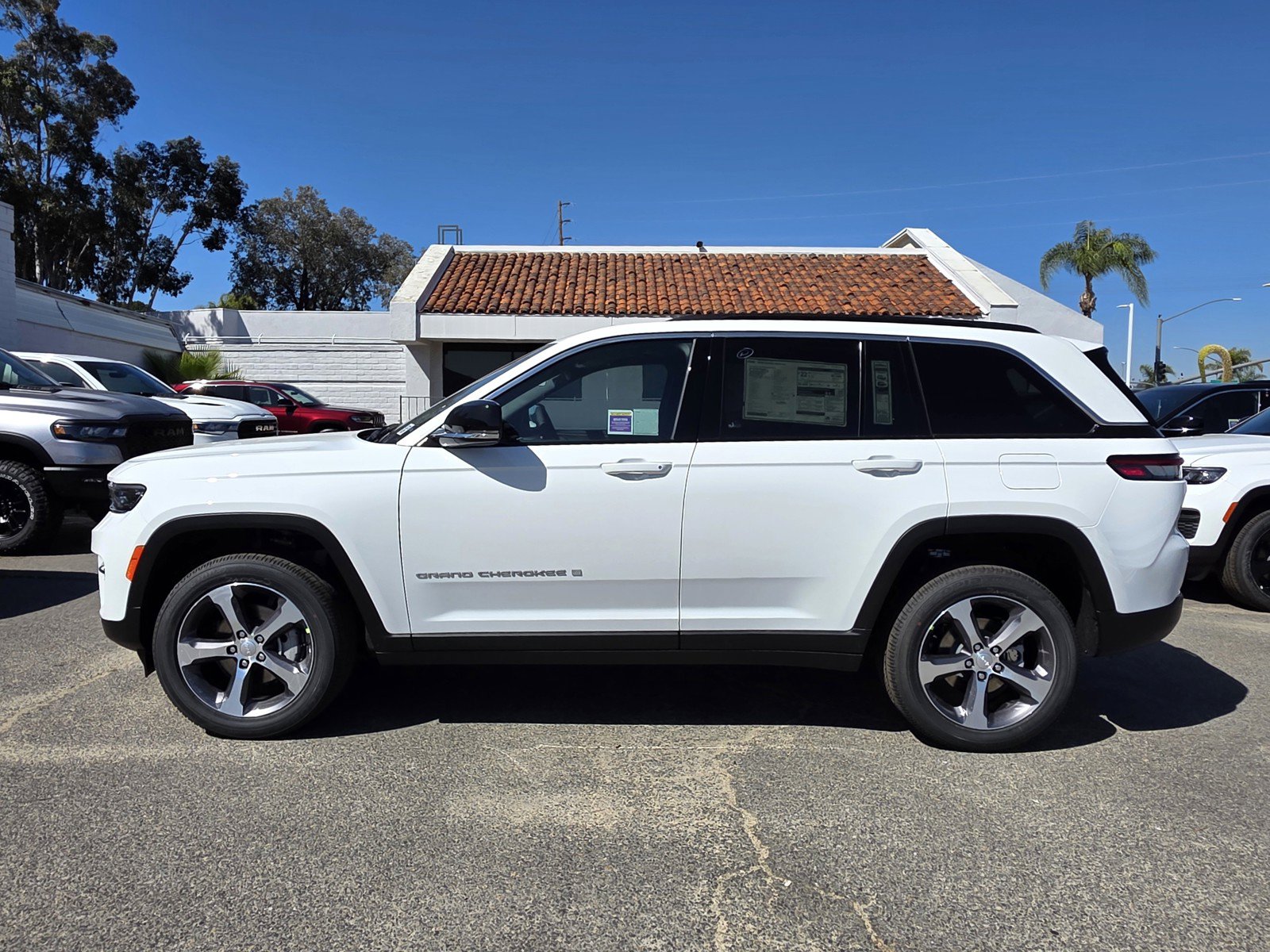 New 2025 Jeep Grand Cherokee Limited AWD/4WD image 2