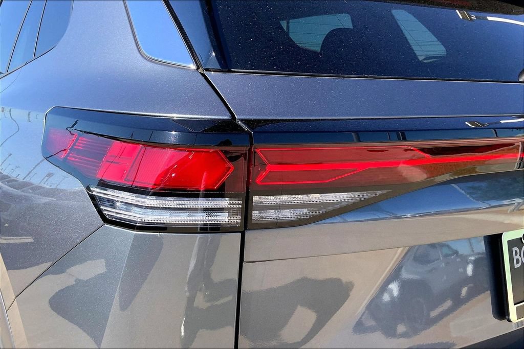 Used 2025 Volkswagen Tiguan SE AWD/4WD image 28