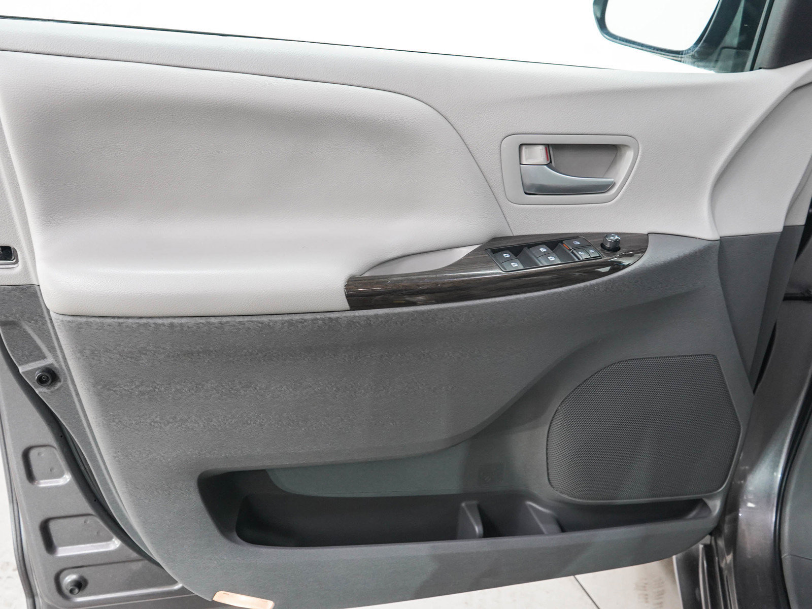 Used 2016 Toyota Sienna XLE FWD image 21