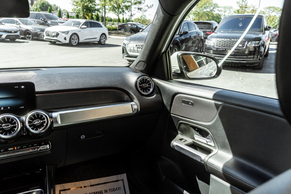 Used 2022 Mercedes-Benz GLB 250 4MATIC w/ Premium Package Lite image 9