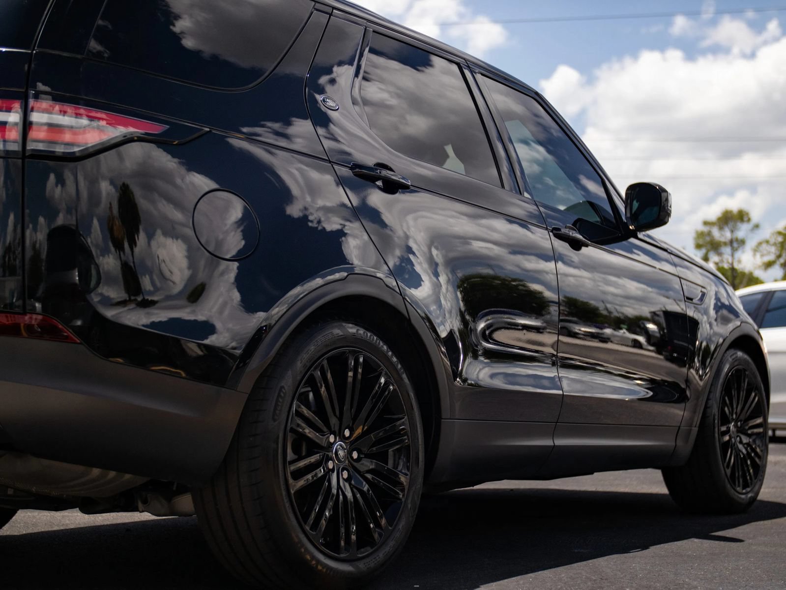 Used 2018 Land Rover Discovery HSE AWD/4WD image 18