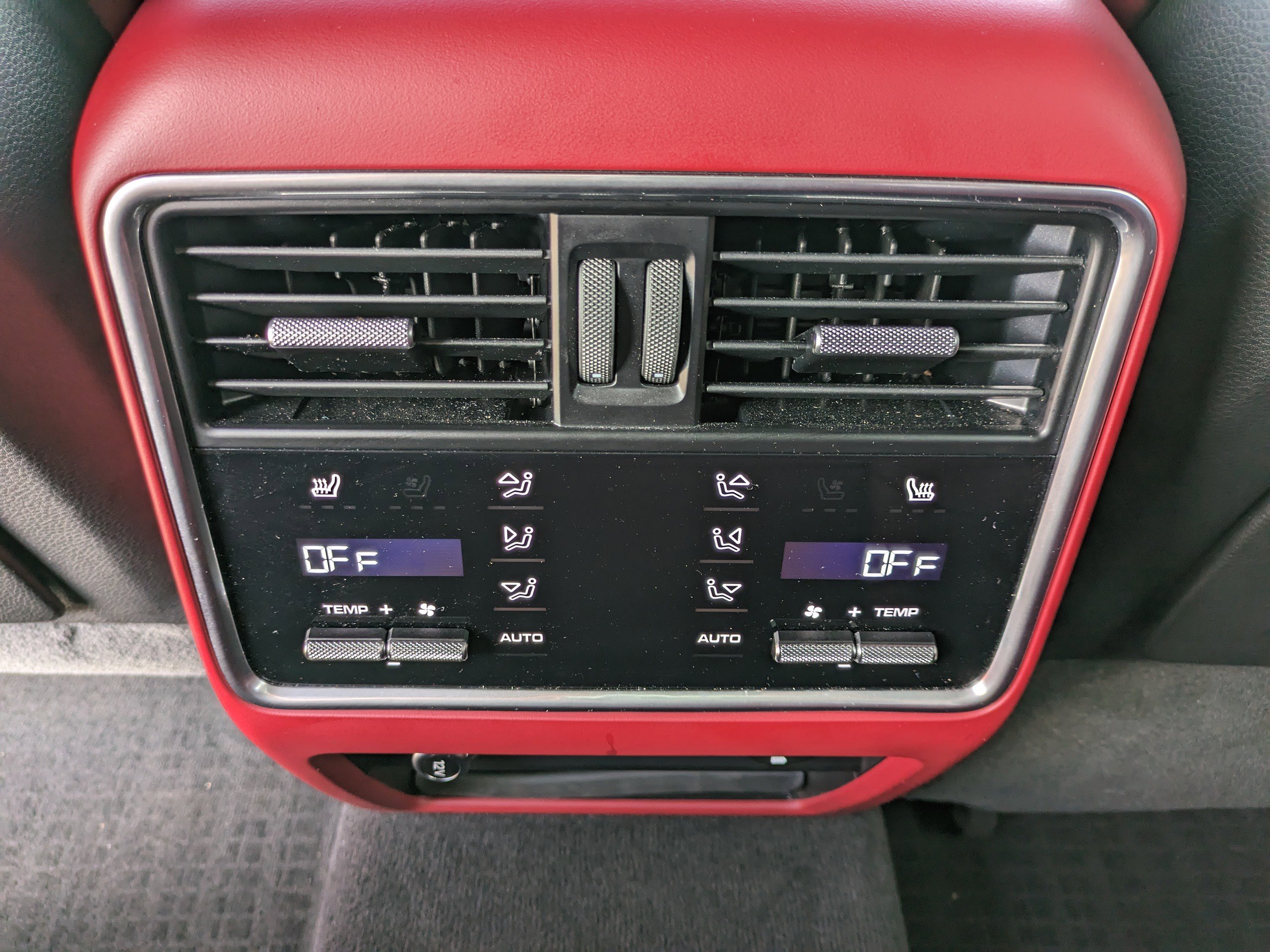 Used 2023 Porsche Cayenne Platinum Edition image 16