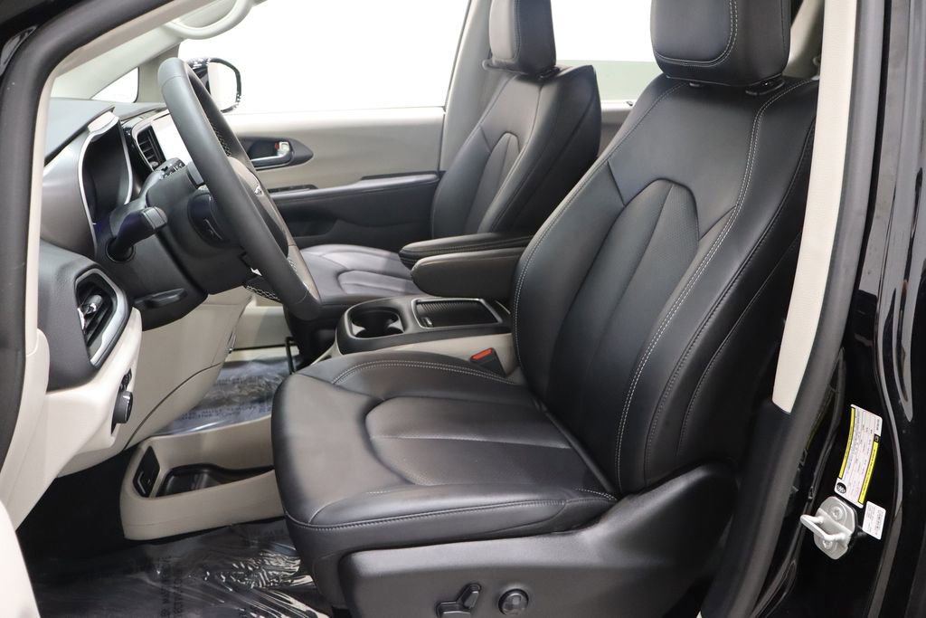 Used 2024 Chrysler Pacifica Touring-L image 8