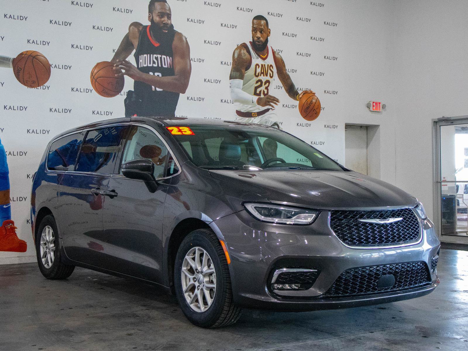 Used 2023 Chrysler Pacifica Touring-L FWD image 17