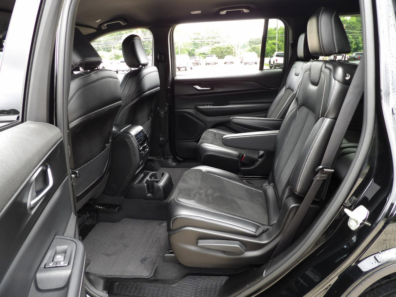 Used 2023 Jeep Grand Cherokee L Laredo image 30