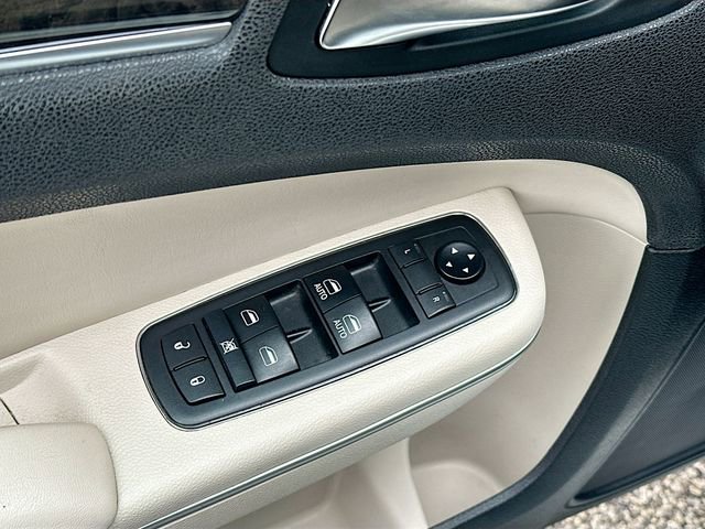 Used 2018 Chrysler 300 Limited w/ Safetytec Plus Group image 19