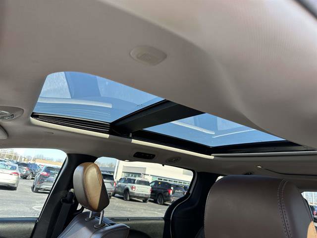 Used 2017 Chrysler Pacifica Limited image 11