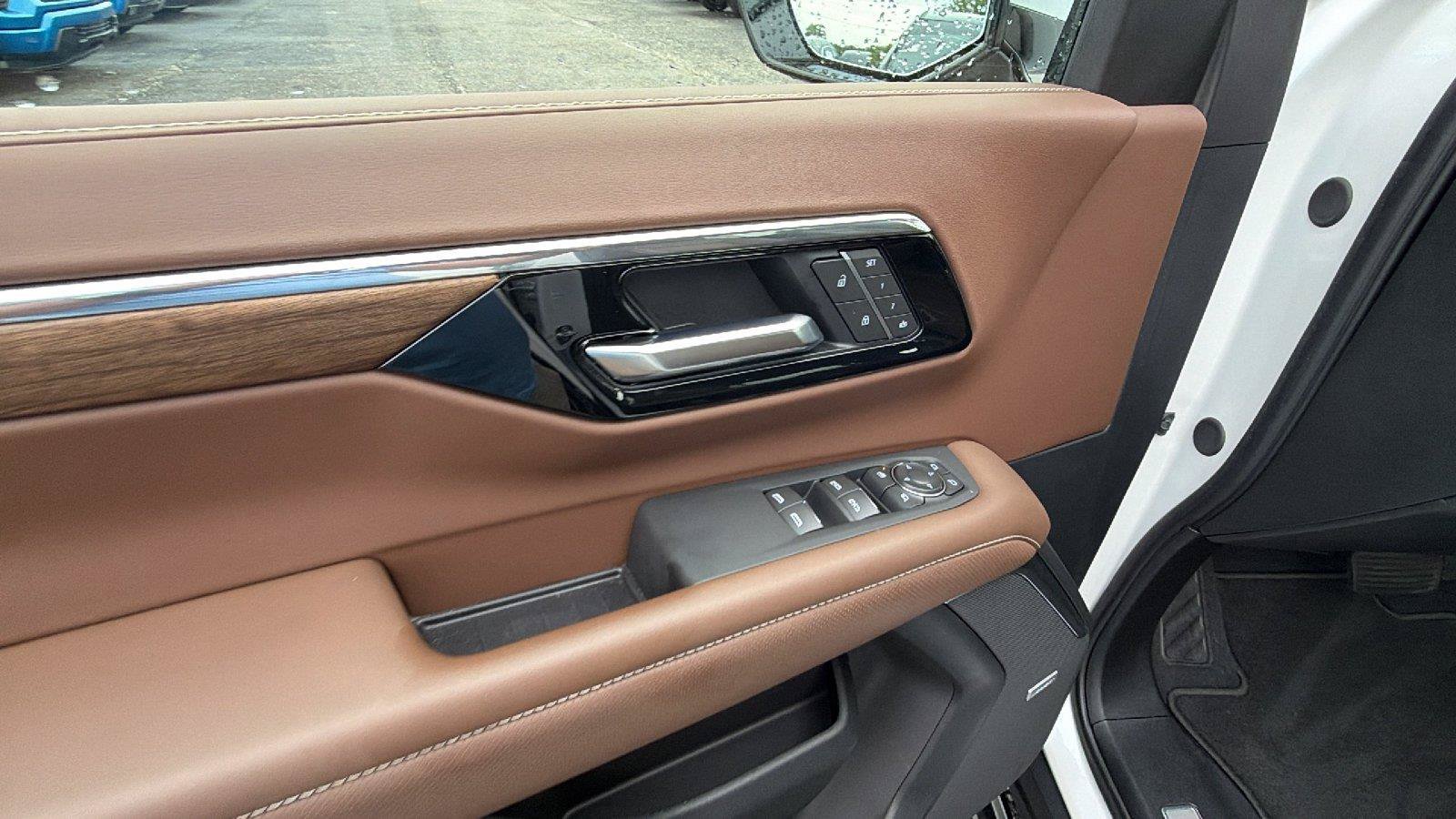 Used 2025 Chevrolet Tahoe High Country AWD/4WD image 16