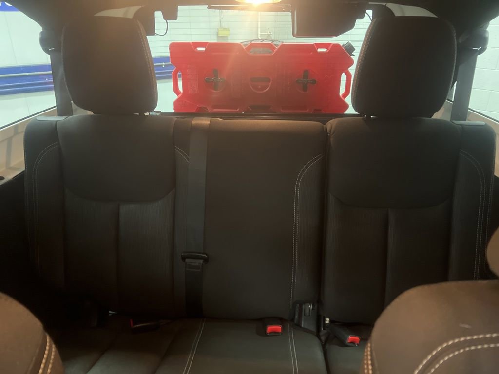 Used 2015 Jeep Wrangler Unlimited Rubicon w/ Connectivity Group image 14