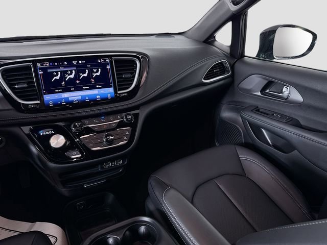 Used 2025 Chrysler Pacifica Select image 22