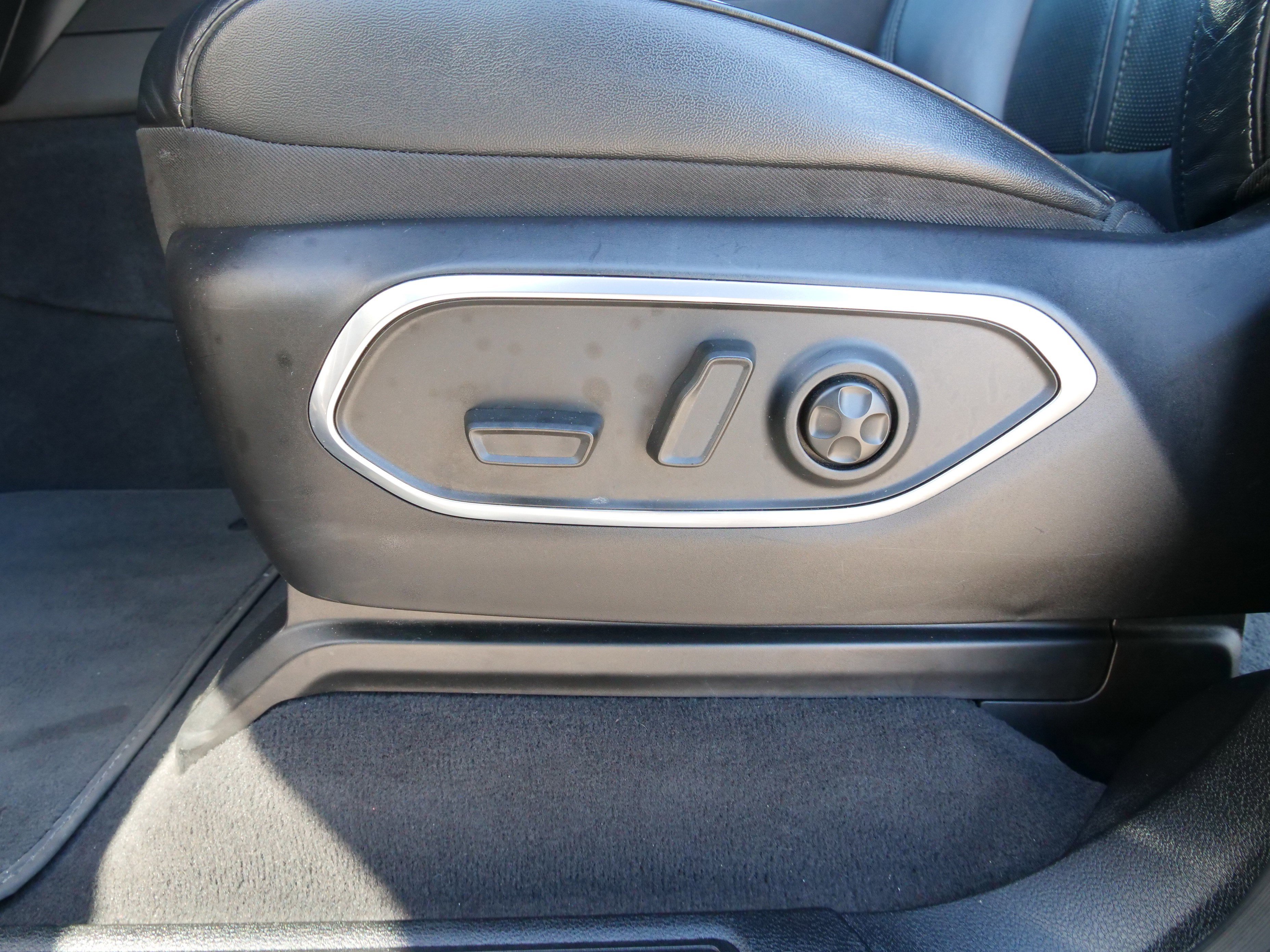 Used 2024 Jeep Wagoneer L Base image 18