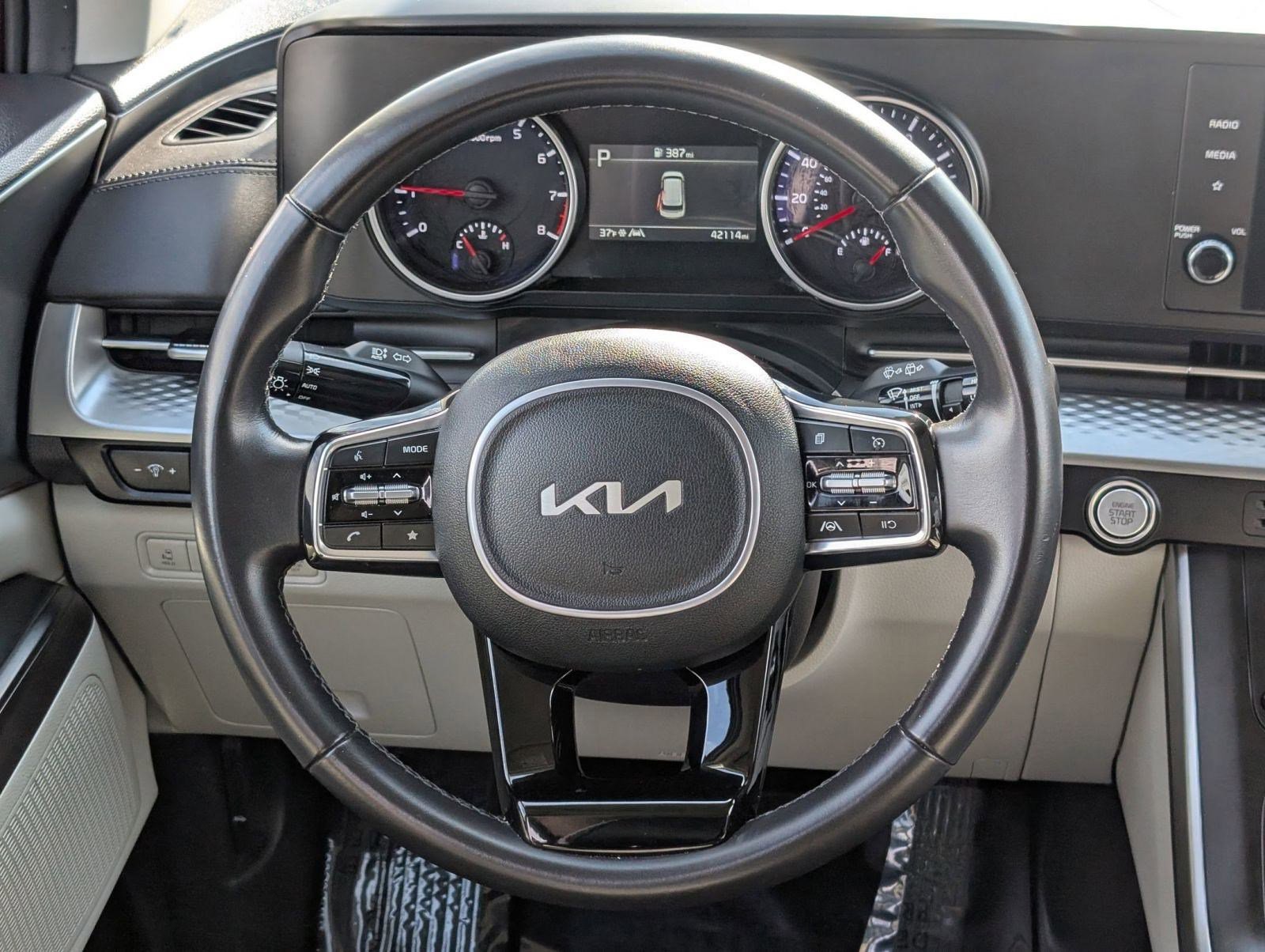 Used 2024 Kia Carnival LX image 17