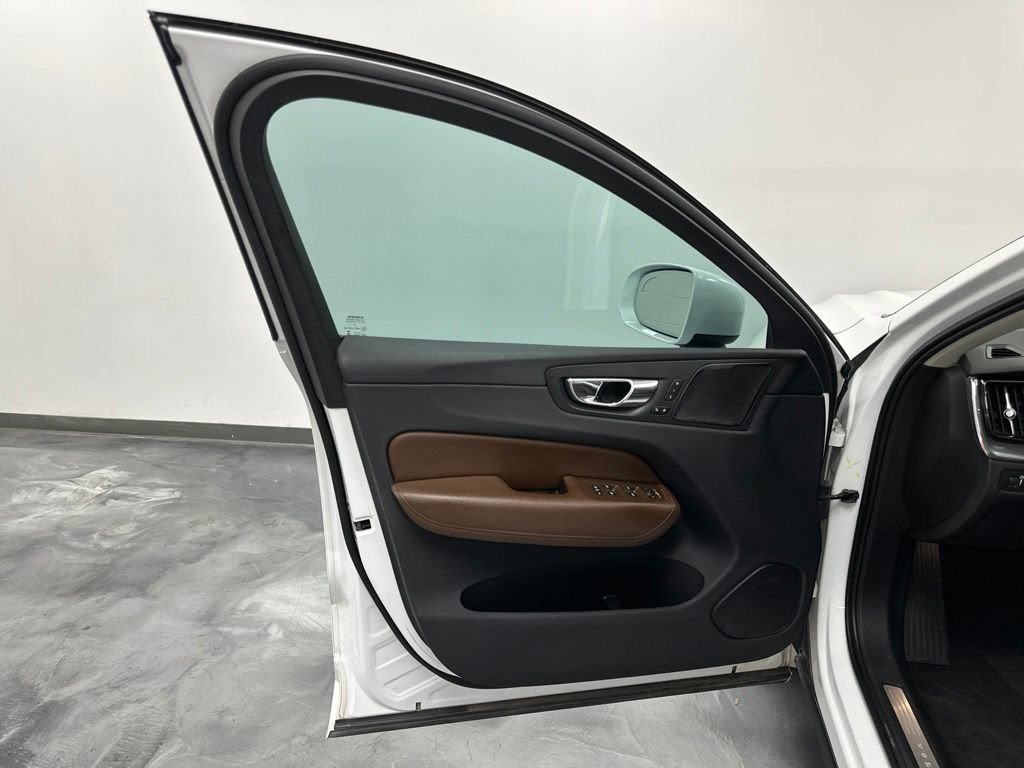Used 2019 Volvo XC60 T6 Momentum w/ Multimedia Package AWD/4WD image 13