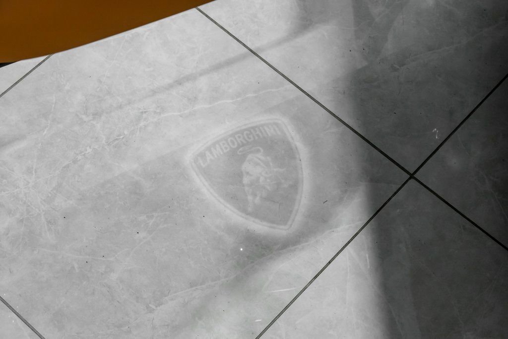 Used 2025 Lamborghini Urus SE image 50