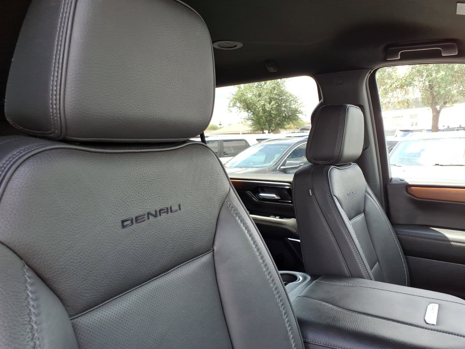 Used 2025 GMC Yukon XL Denali AWD/4WD image 13