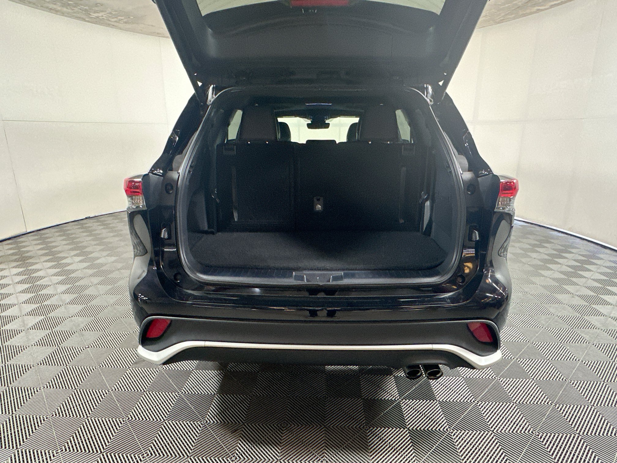 Used 2024 Toyota Highlander XSE FWD image 31
