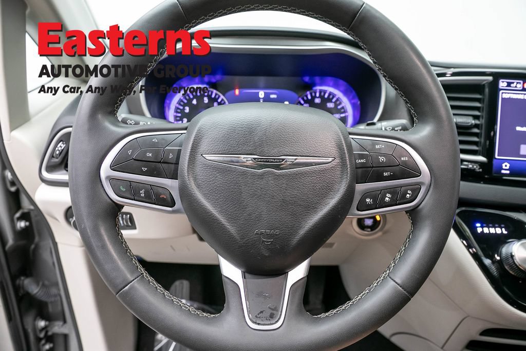 Used 2023 Chrysler Pacifica Touring-L FWD image 10