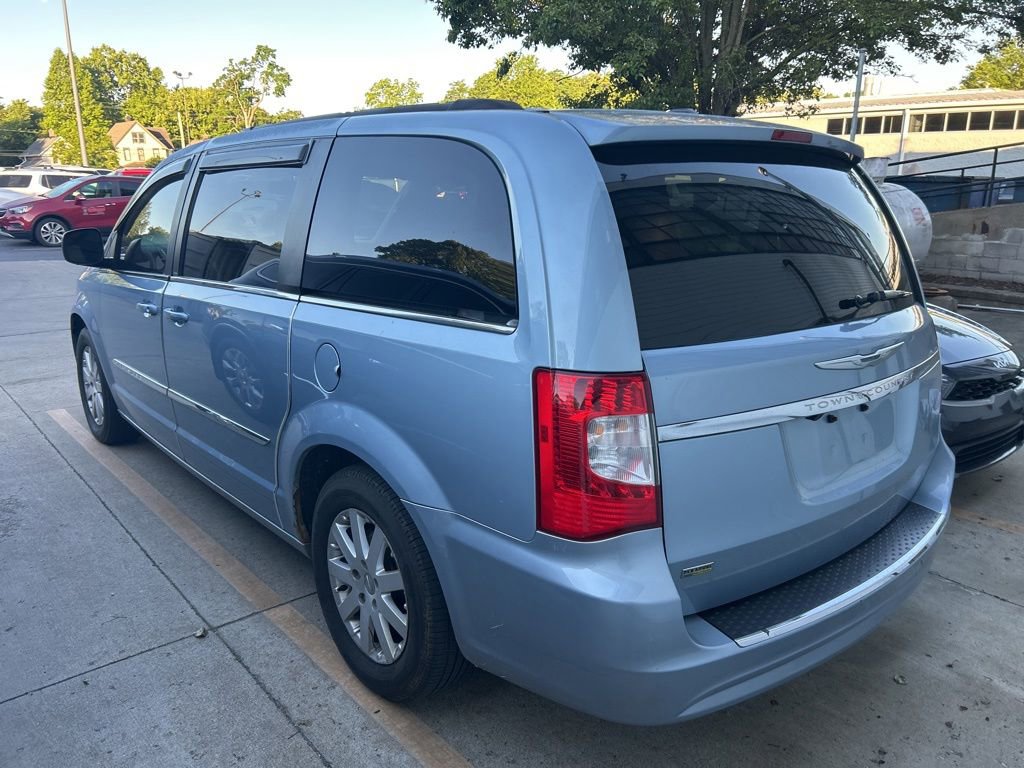 Used 2013 Chrysler Town & Country Touring FWD image 8