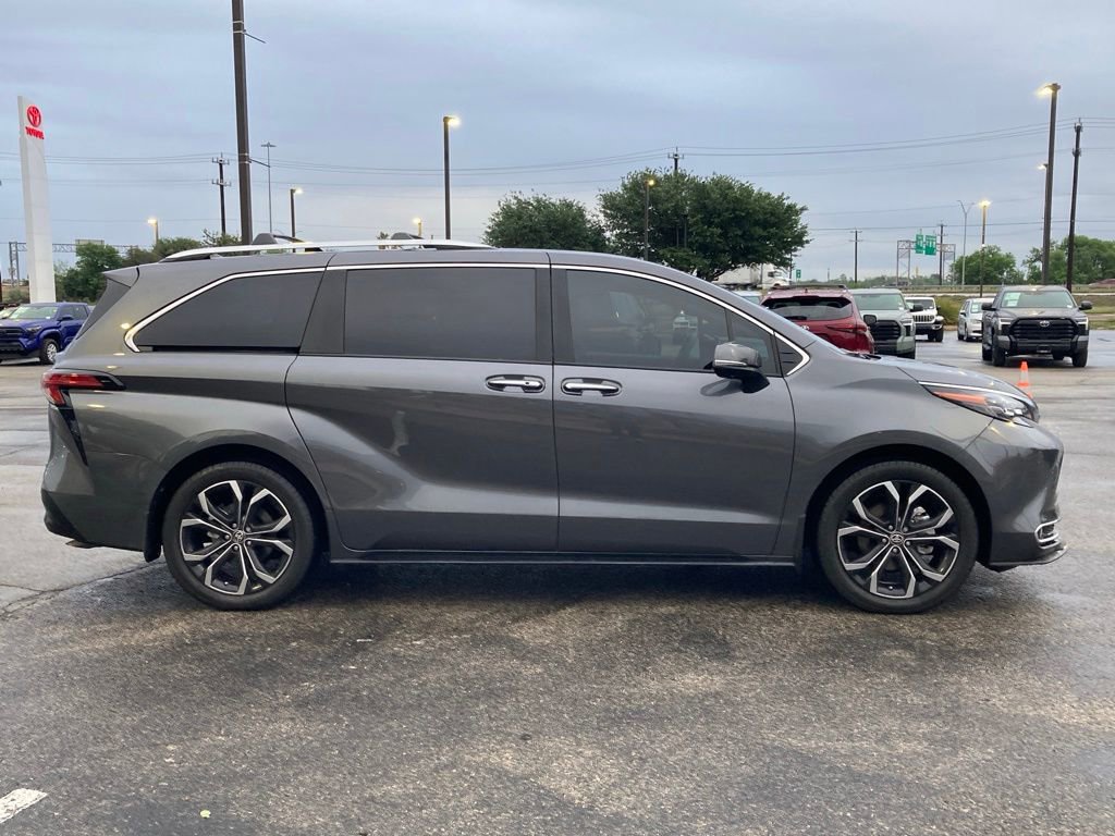 Used 2025 Toyota Sienna Platinum image 4