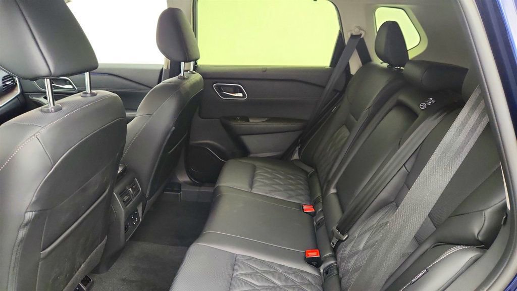 Used 2025 Nissan Rogue Platinum w/ Platinum Premium Package image 21