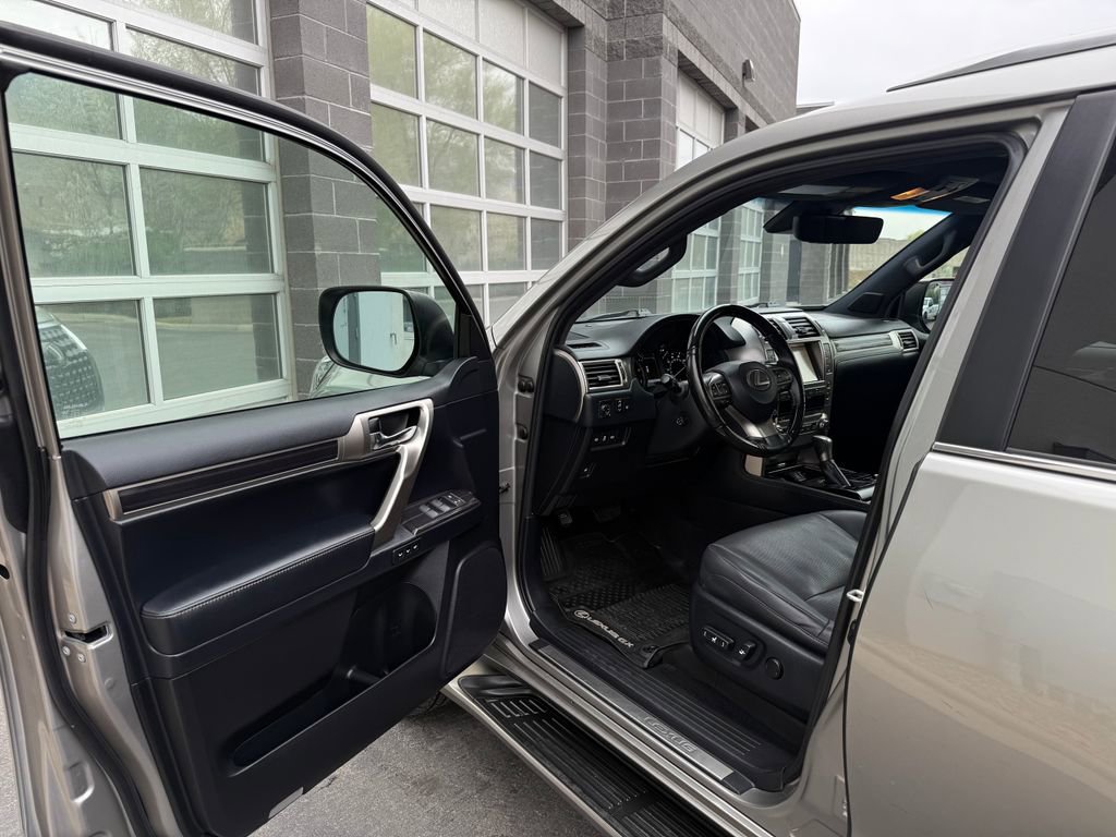 Used 2020 Lexus GX 460 Premium w/ Premium Package image 31