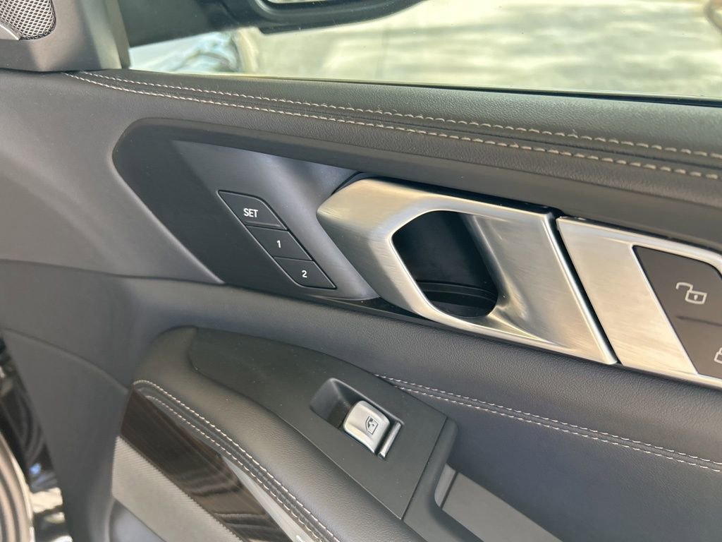 Used 2025 BMW X7 xDrive40i image 28