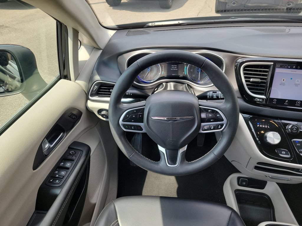 Used 2023 Chrysler Pacifica Touring-L FWD image 11