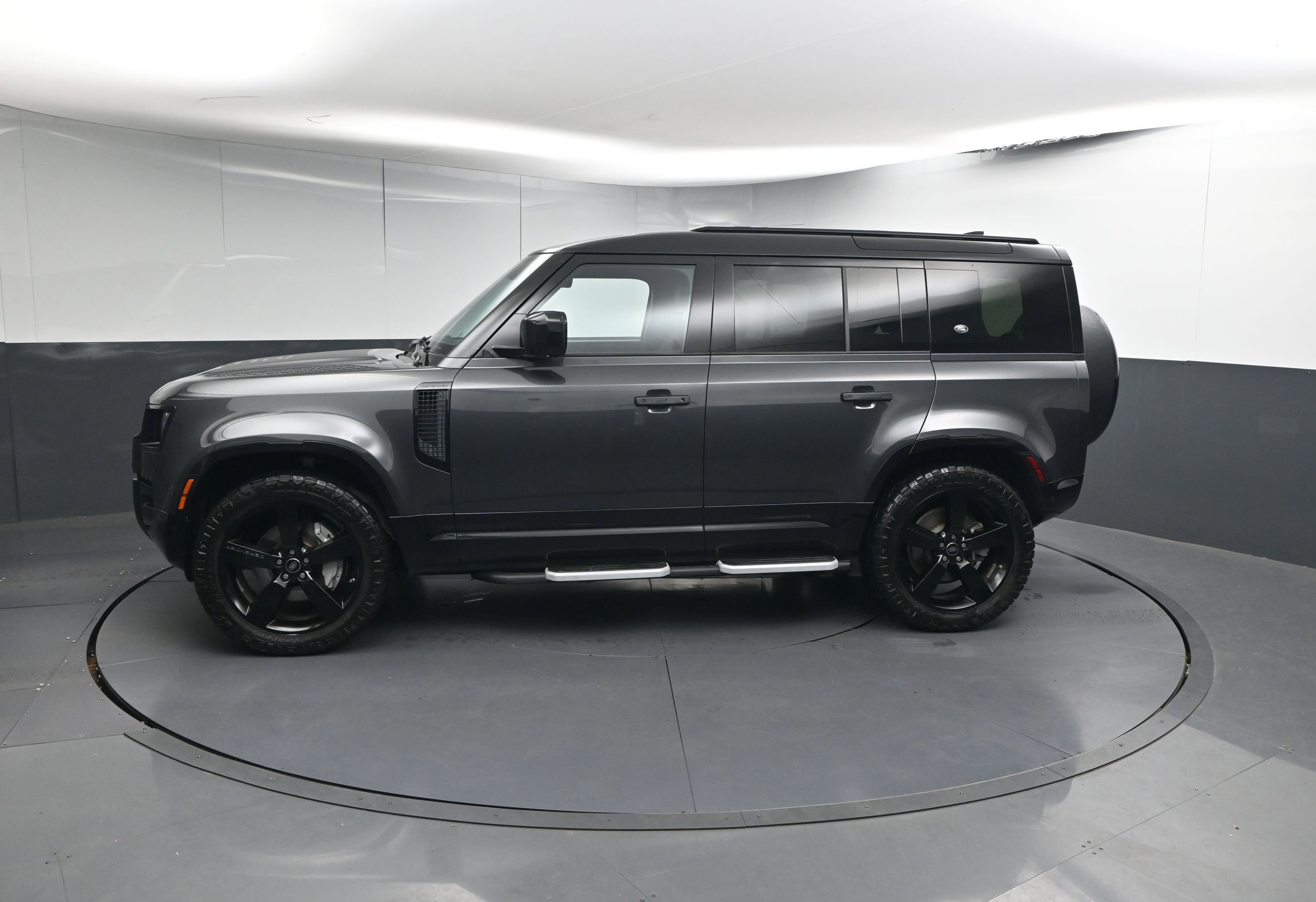 Used 2023 Land Rover Defender 110 X-Dynamic SE image 2
