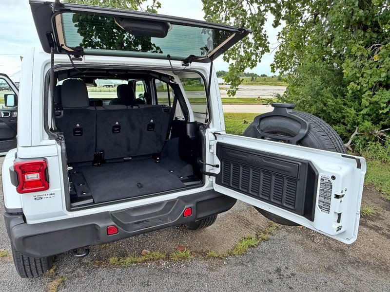 Used 2025 Jeep Wrangler Unlimited Sahara AWD/4WD image 12
