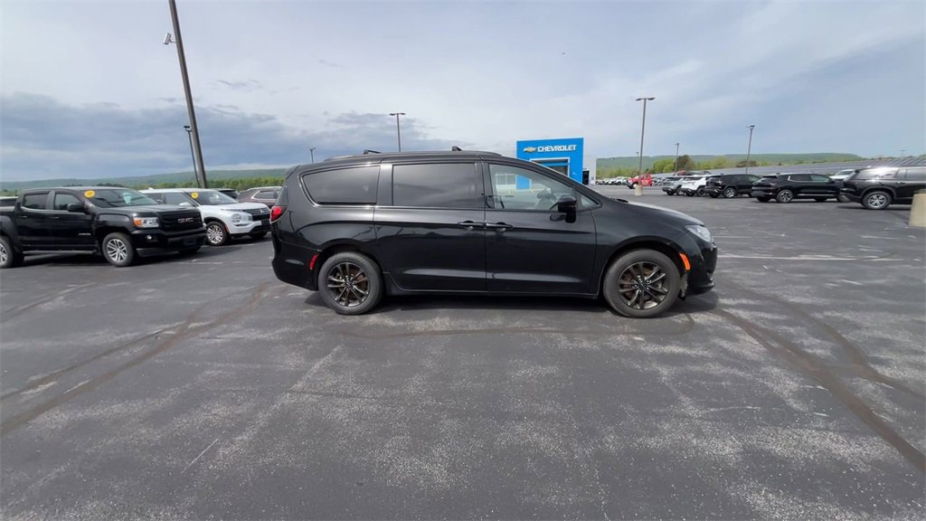 Used 2020 Chrysler Pacifica Touring-L image 9