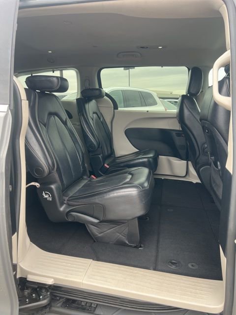 Used 2022 Chrysler Pacifica Touring-L image 30